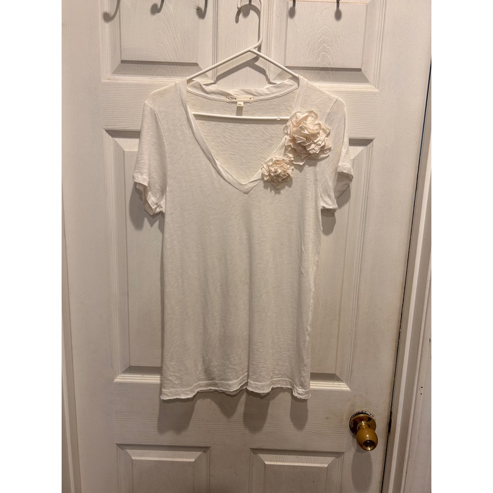 NWT J.Crew White Cotton Slub V-Neck T-Shirt with 3D Floral Rosettes L Coquette